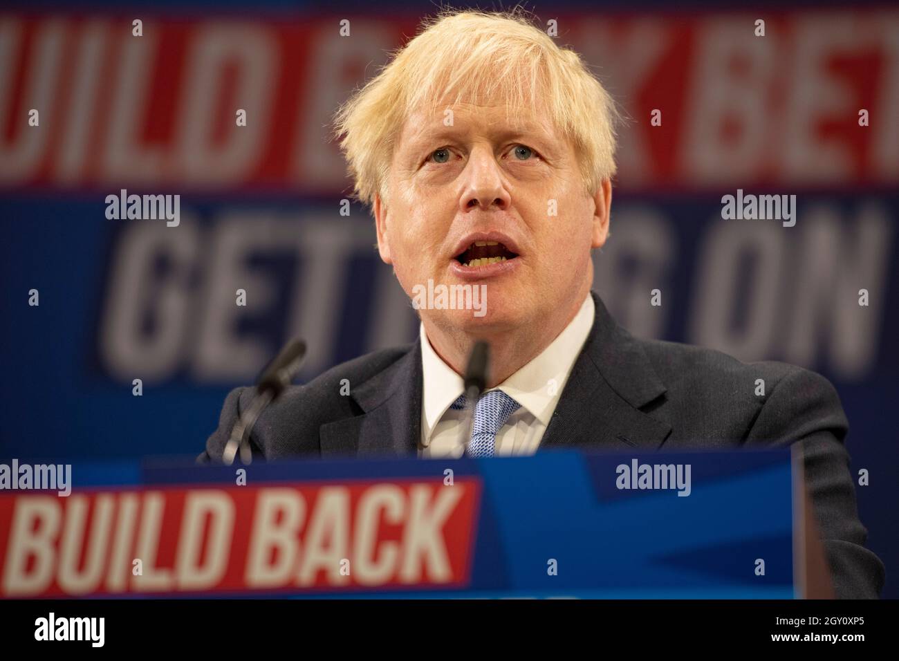 Manchester, Inghilterra, Regno Unito. 6 ottobre 2021. NELLA FOTO: Il primo Ministro britannico e leader del partito conservatore britannico si chiude rivolgendo alla Conferenza Nazionale con il suo discorso di nota chiave per costruire meglio, (a destra) Carrie Symonds; la Conferenza del partito conservatore #CPC21. Credit: Colin Fisher/Alamy Live News Foto Stock