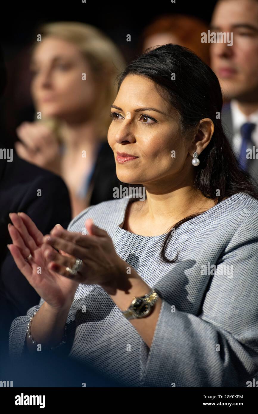 Manchester, Inghilterra, Regno Unito. 6 ottobre 2021. NELLA FOTO: Il primo Ministro britannico e leader del partito conservatore britannico si chiude rivolgendo alla Conferenza Nazionale con il suo discorso di nota chiave per costruire meglio, (a destra) Carrie Symonds; la Conferenza del partito conservatore #CPC21. Credit: Colin Fisher/Alamy Live News Foto Stock