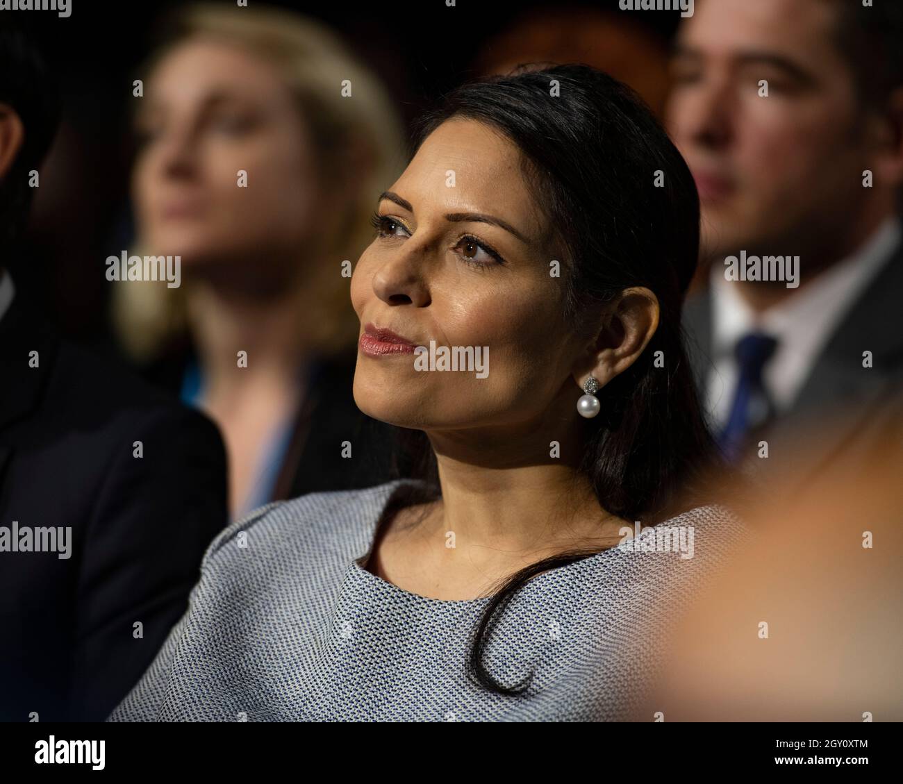 Manchester, Inghilterra, Regno Unito. 6 ottobre 2021. NELLA FOTO: Il primo Ministro britannico e leader del partito conservatore britannico si chiude rivolgendo alla Conferenza Nazionale con il suo discorso di nota chiave per costruire meglio, (a destra) Carrie Symonds; la Conferenza del partito conservatore #CPC21. Credit: Colin Fisher/Alamy Live News Foto Stock