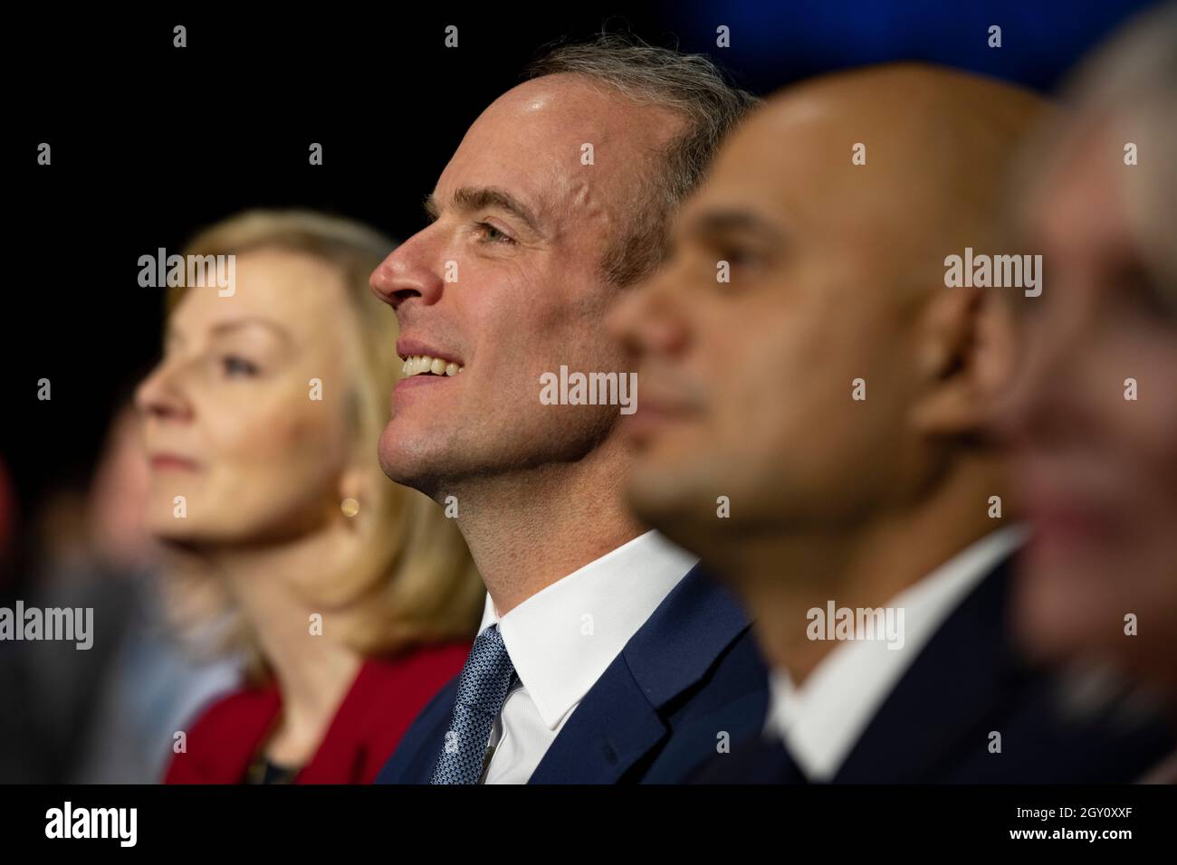 Manchester, Inghilterra, Regno Unito. 6 ottobre 2021. NELLA FOTO: Il primo Ministro britannico e leader del partito conservatore britannico si chiude rivolgendo alla Conferenza Nazionale con il suo discorso di nota chiave per costruire meglio, (a destra) Carrie Symonds; la Conferenza del partito conservatore #CPC21. Credit: Colin Fisher/Alamy Live News Foto Stock