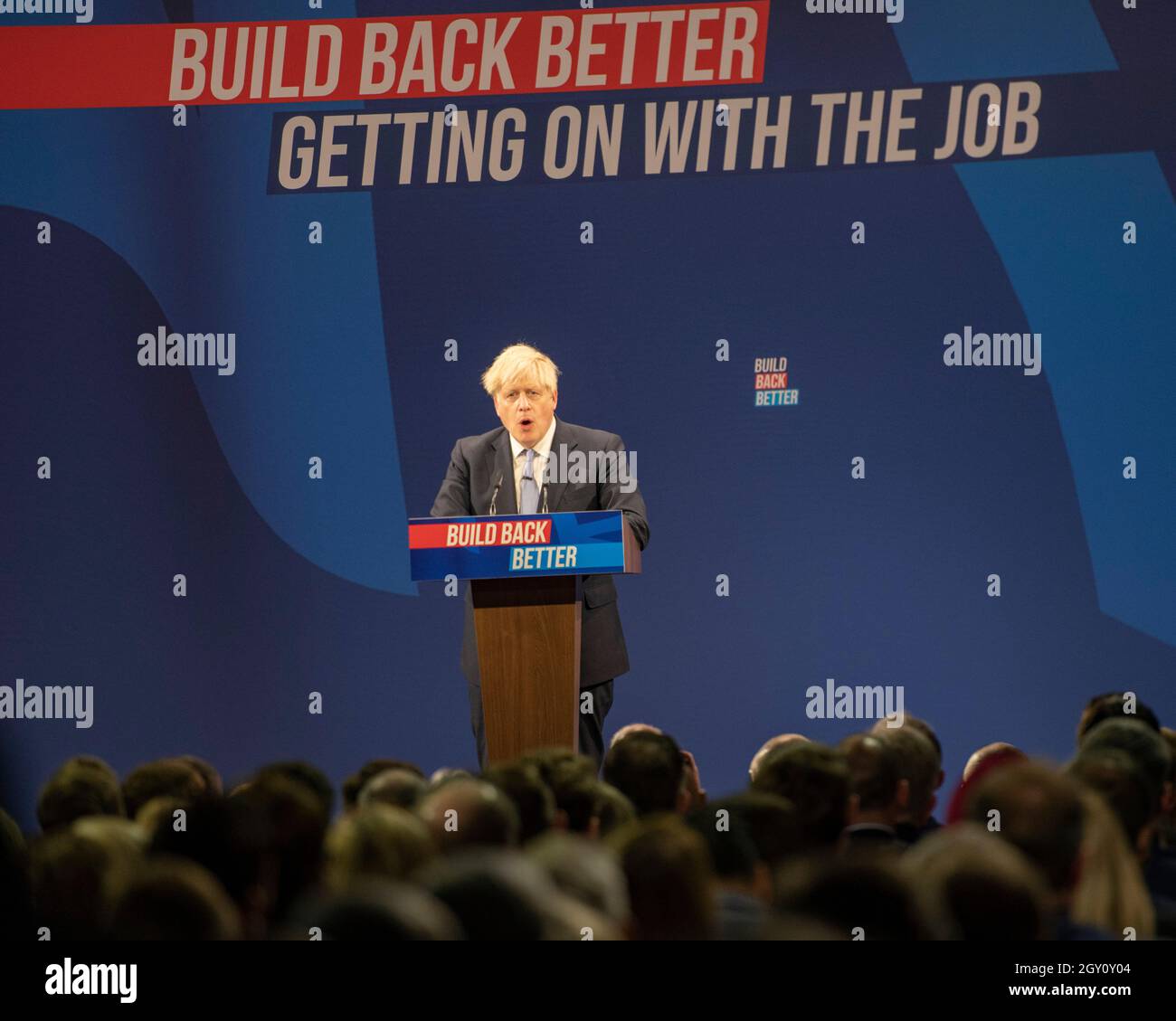Manchester, Inghilterra, Regno Unito. 6 ottobre 2021. NELLA FOTO: Il primo Ministro britannico e leader del partito conservatore britannico si chiude rivolgendo alla Conferenza Nazionale con il suo discorso di nota chiave per costruire meglio, (a destra) Carrie Symonds; la Conferenza del partito conservatore #CPC21. Credit: Colin Fisher/Alamy Live News Foto Stock