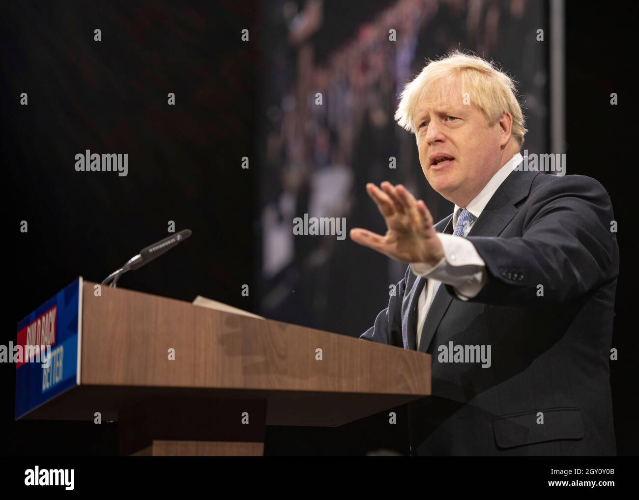 Manchester, Inghilterra, Regno Unito. 6 ottobre 2021. NELLA FOTO: Il primo Ministro britannico e leader del partito conservatore britannico si chiude rivolgendo alla Conferenza Nazionale con il suo discorso di nota chiave per costruire meglio, (a destra) Carrie Symonds; la Conferenza del partito conservatore #CPC21. Credit: Colin Fisher/Alamy Live News Foto Stock