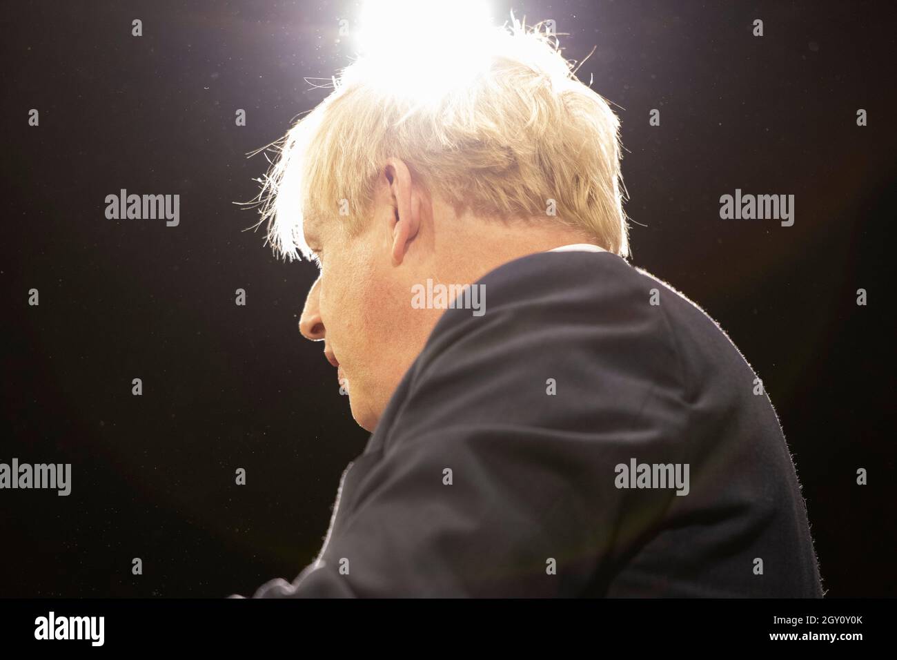 Manchester, Inghilterra, Regno Unito. 6 ottobre 2021. NELLA FOTO: Il primo Ministro britannico e leader del partito conservatore britannico si chiude rivolgendo alla Conferenza Nazionale con il suo discorso di nota chiave per costruire meglio, (a destra) Carrie Symonds; la Conferenza del partito conservatore #CPC21. Credit: Colin Fisher/Alamy Live News Foto Stock