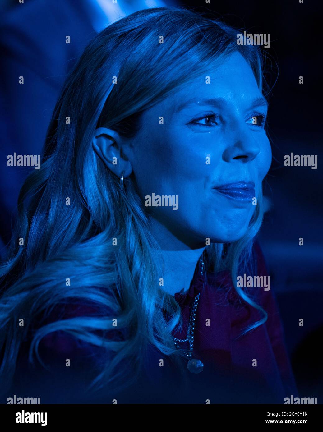 Manchester, Inghilterra, Regno Unito. 6 ottobre 2021. NELLA FOTO: Il primo Ministro britannico e leader del partito conservatore britannico si chiude rivolgendo alla Conferenza Nazionale con il suo discorso di nota chiave per costruire meglio, (a destra) Carrie Symonds; la Conferenza del partito conservatore #CPC21. Credit: Colin Fisher/Alamy Live News Foto Stock