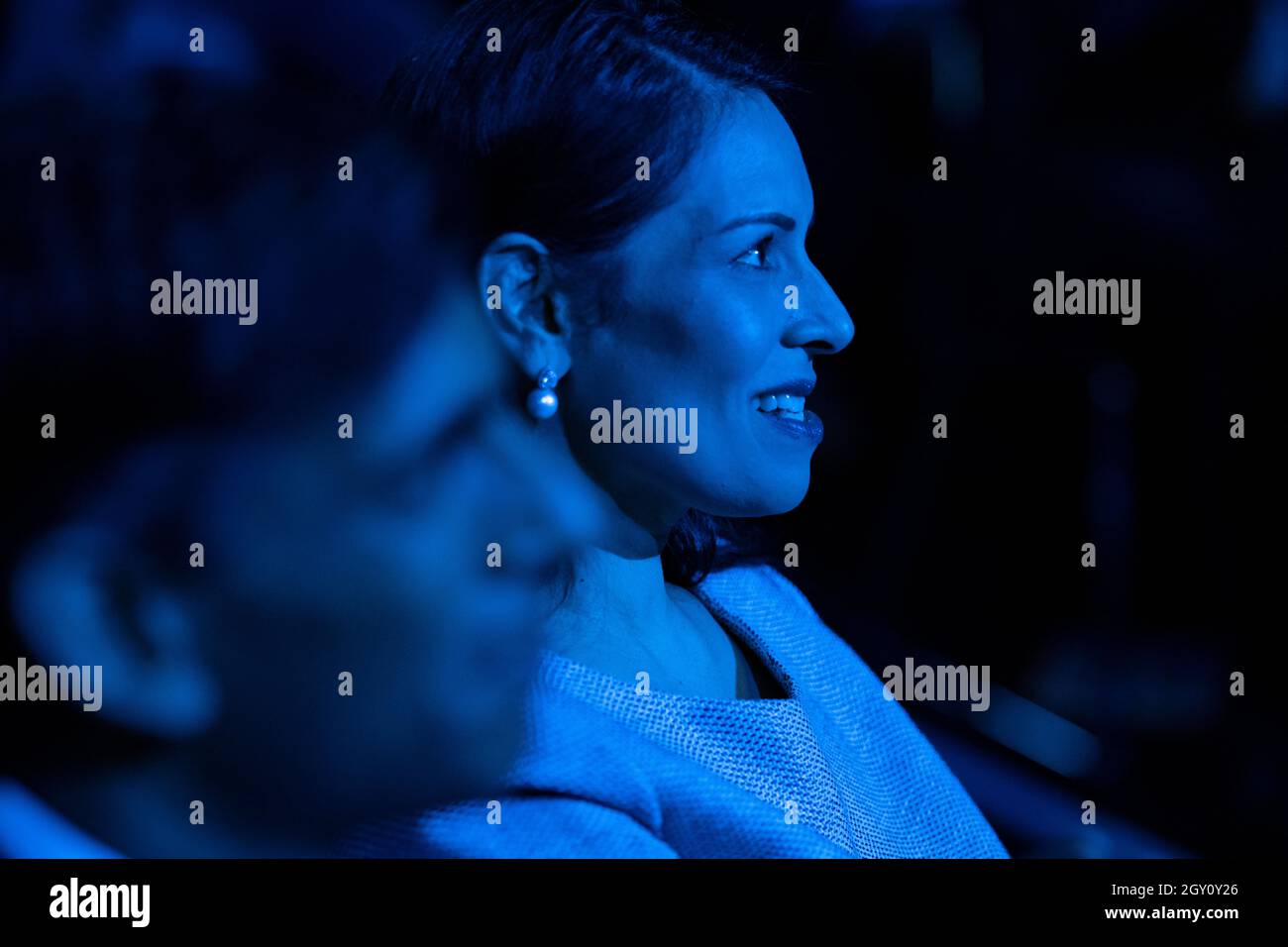 Manchester, Inghilterra, Regno Unito. 6 ottobre 2021. NELLA FOTO: Il primo Ministro britannico e leader del partito conservatore britannico si chiude rivolgendo alla Conferenza Nazionale con il suo discorso di nota chiave per costruire meglio, (a destra) Carrie Symonds; la Conferenza del partito conservatore #CPC21. Credit: Colin Fisher/Alamy Live News Foto Stock