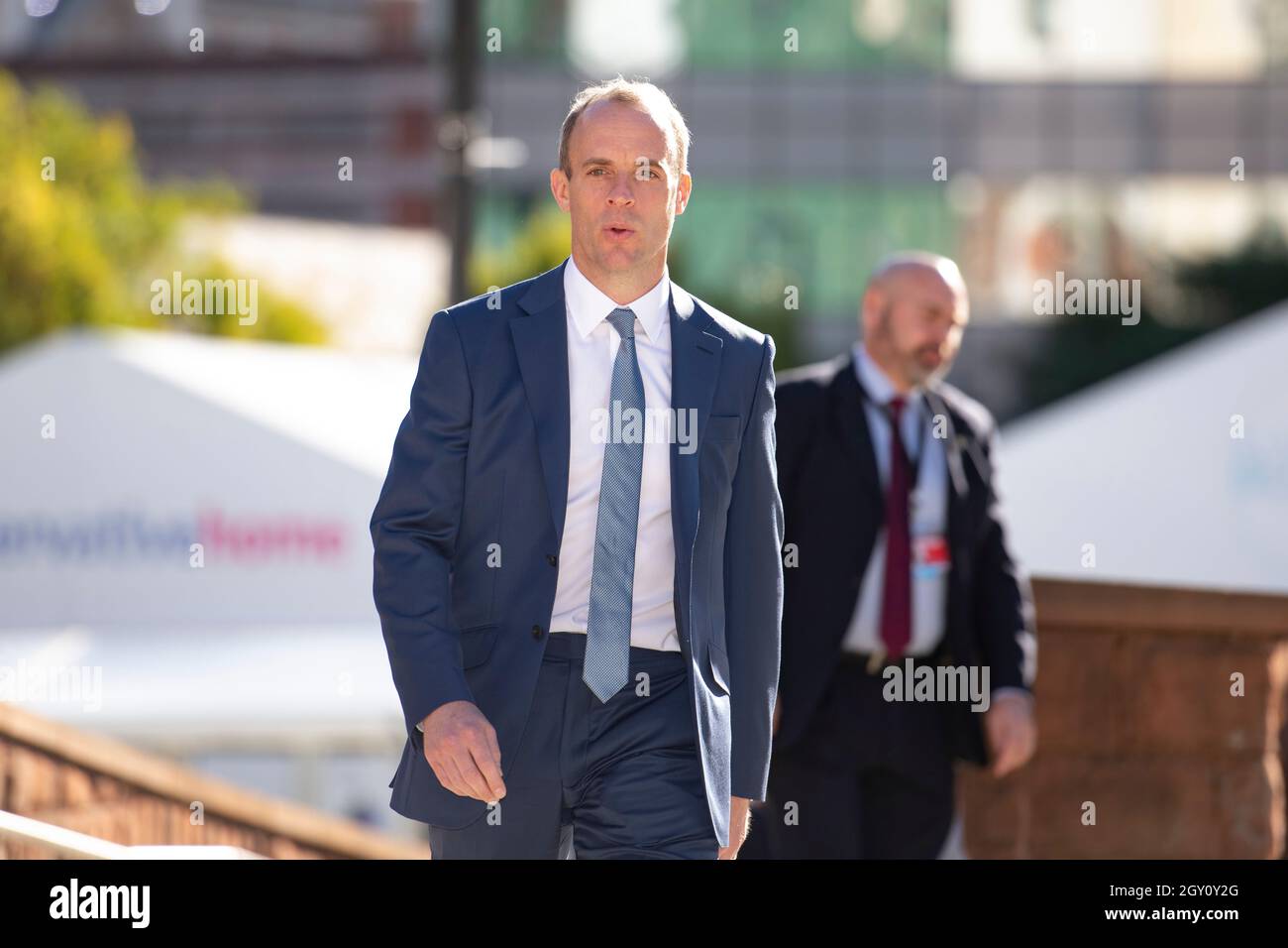 Manchester, Inghilterra, Regno Unito. 6 ottobre 2021. NELLA FOTO: Il primo Ministro britannico e leader del partito conservatore britannico si chiude rivolgendo alla Conferenza Nazionale con il suo discorso di nota chiave per costruire meglio, (a destra) Carrie Symonds; la Conferenza del partito conservatore #CPC21. Credit: Colin Fisher/Alamy Live News Foto Stock