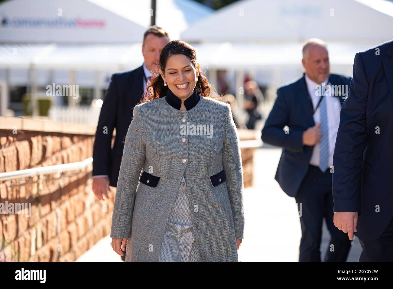 Manchester, Inghilterra, Regno Unito. 6 ottobre 2021. NELLA FOTO: Il primo Ministro britannico e leader del partito conservatore britannico si chiude rivolgendo alla Conferenza Nazionale con il suo discorso di nota chiave per costruire meglio, (a destra) Carrie Symonds; la Conferenza del partito conservatore #CPC21. Credit: Colin Fisher/Alamy Live News Foto Stock