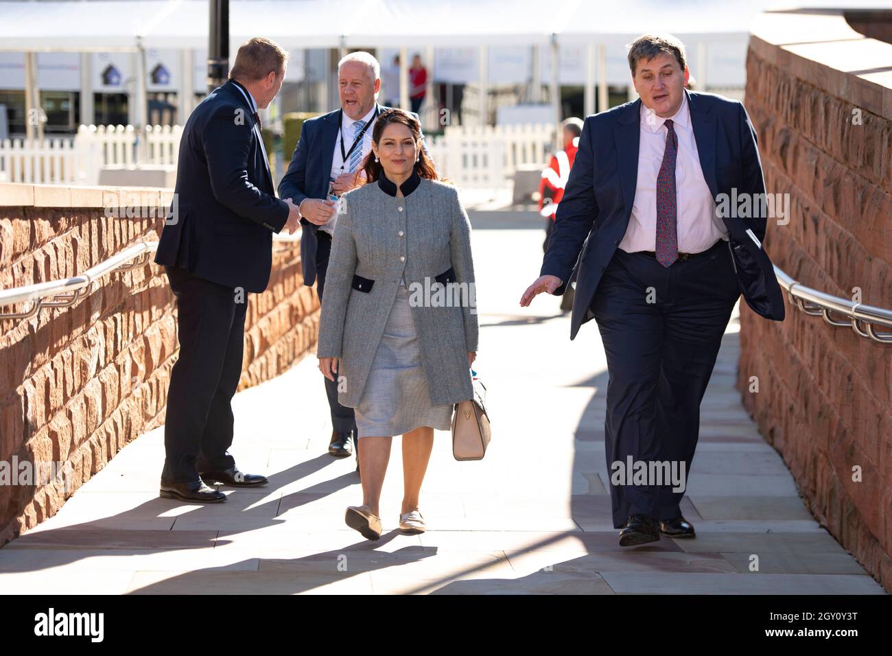 Manchester, Inghilterra, Regno Unito. 6 ottobre 2021. NELLA FOTO: Il primo Ministro britannico e leader del partito conservatore britannico si chiude rivolgendo alla Conferenza Nazionale con il suo discorso di nota chiave per costruire meglio, (a destra) Carrie Symonds; la Conferenza del partito conservatore #CPC21. Credit: Colin Fisher/Alamy Live News Foto Stock