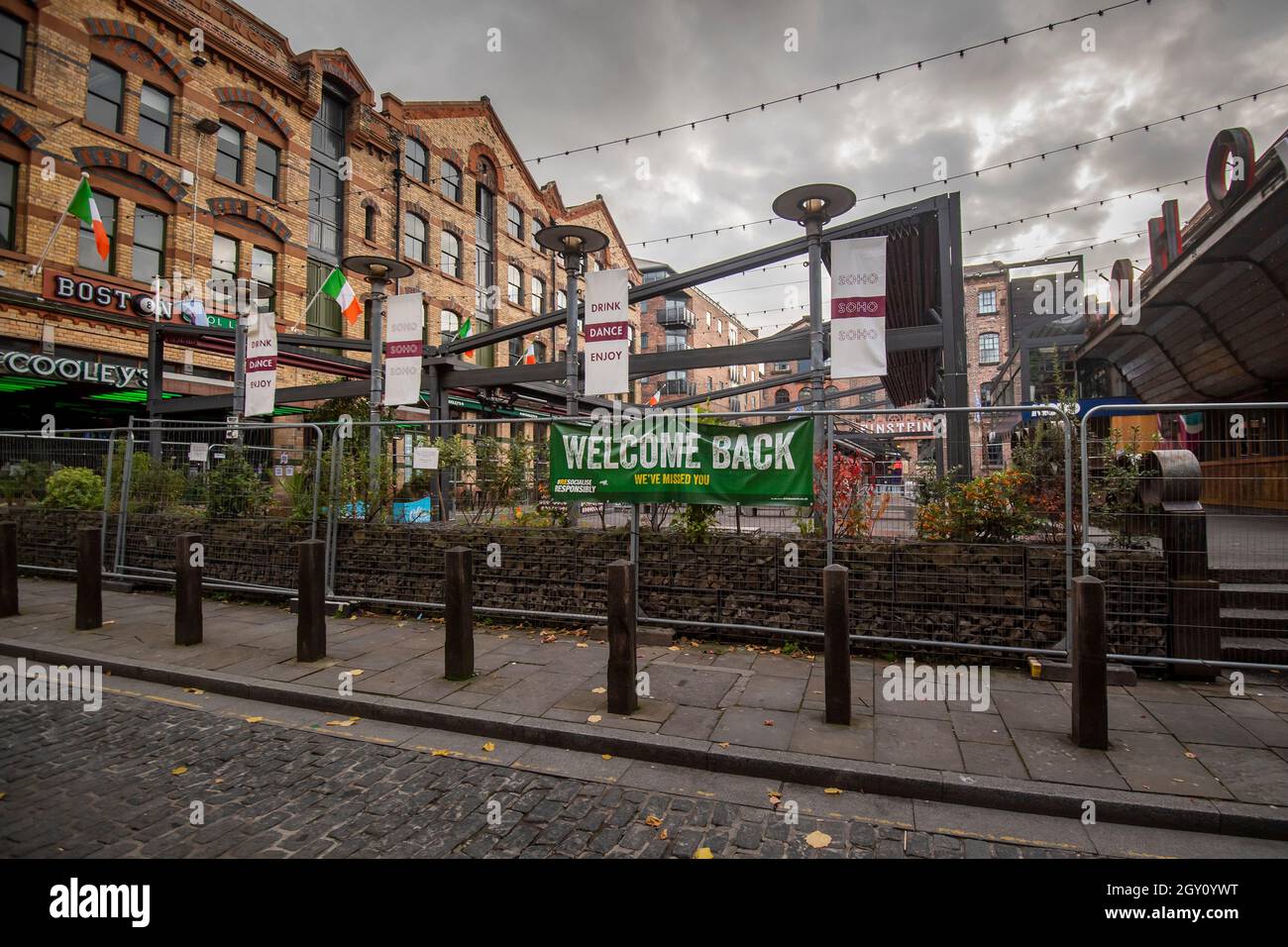 Vista generale dei bar chiusi in Concert Square nel centro di Liverpool, che ora è soggetto alle restrizioni di livello 3, Merseyside, Regno Unito Foto Stock