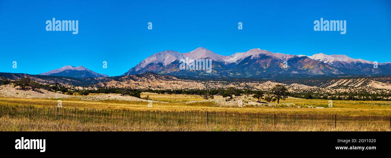 Panorama della catena montuosa del Midwest nel deserto con semplice recinzione in legno in primo piano Foto Stock