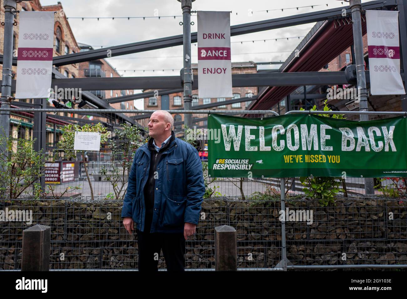 John Hughes, presidente di Pub Watch, si pone per un ritratto in Concert Square nel centro di Liverpool, che è ora sotto le restrizioni di livello 3, Merseyside, Regno Unito. Foto Stock