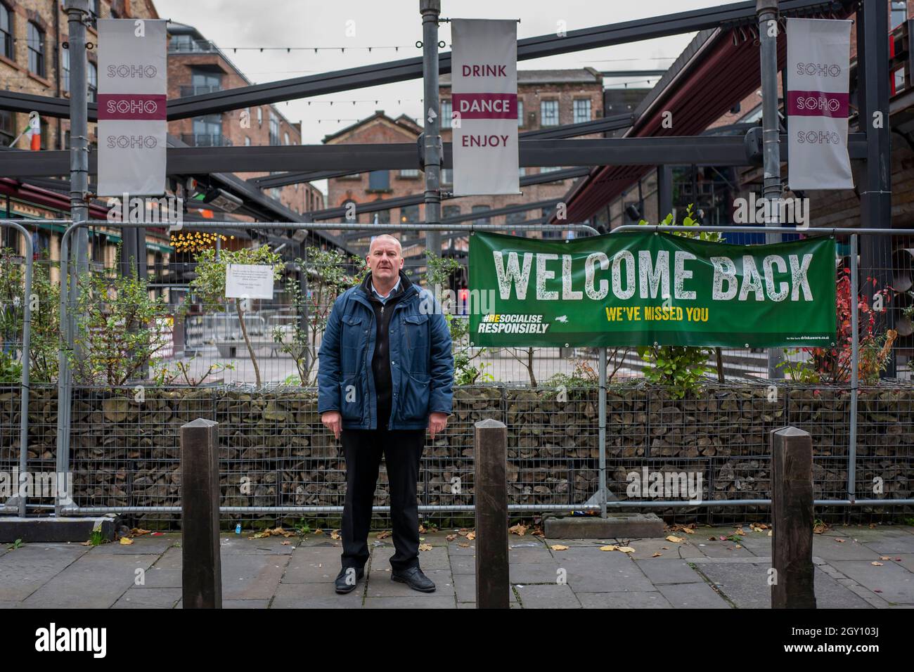 John Hughes, presidente di Pub Watch, si pone per un ritratto in Concert Square nel centro di Liverpool, che è ora sotto le restrizioni di livello 3, Merseyside, Regno Unito. Foto Stock