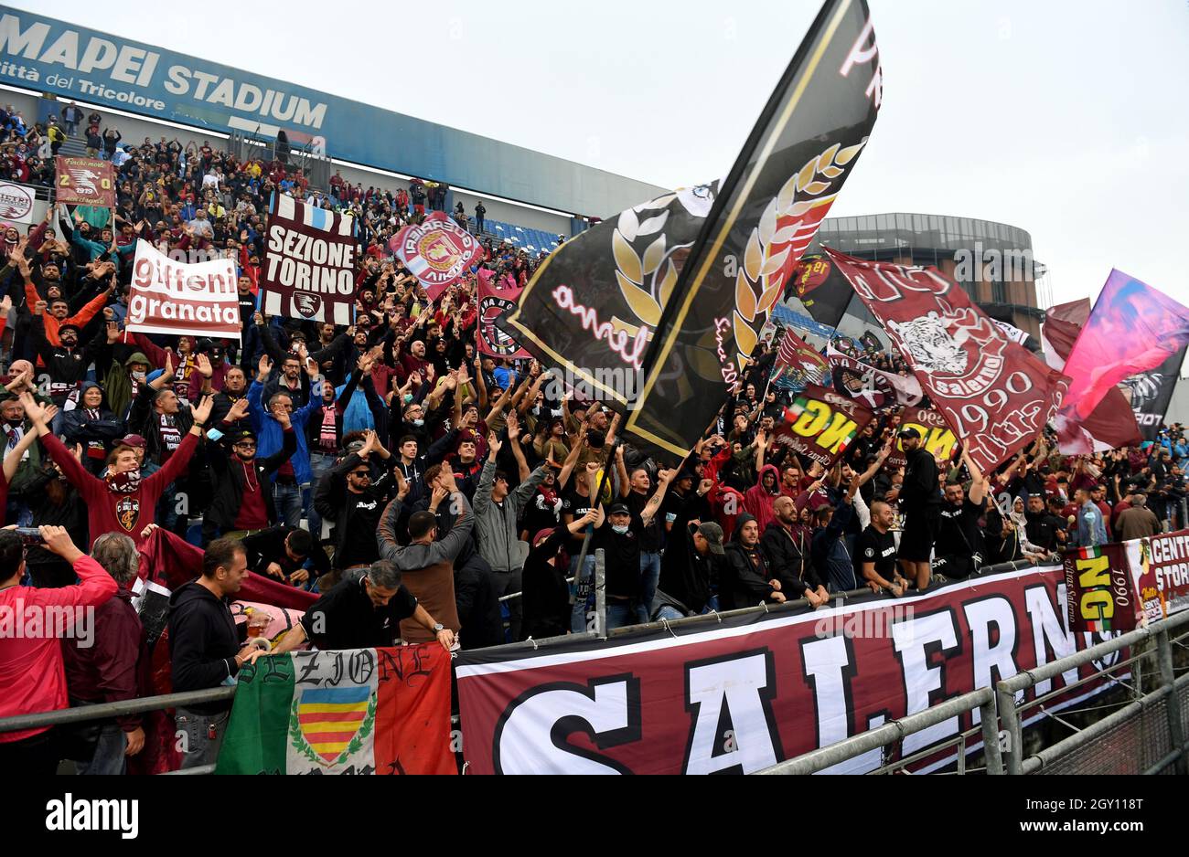 REGGIO NELL'EMILIA, ITALIA - 26 SETTEMBRE: Tifosi della Salernitana americana, durante la Serie A match tra US Sassuolo e US Salernitana al Mapei Stadium - Città del Tricolore il 26 settembre 2021 a Reggio nell'Emilia, Italia. (Foto tramite MB Media) Foto Stock