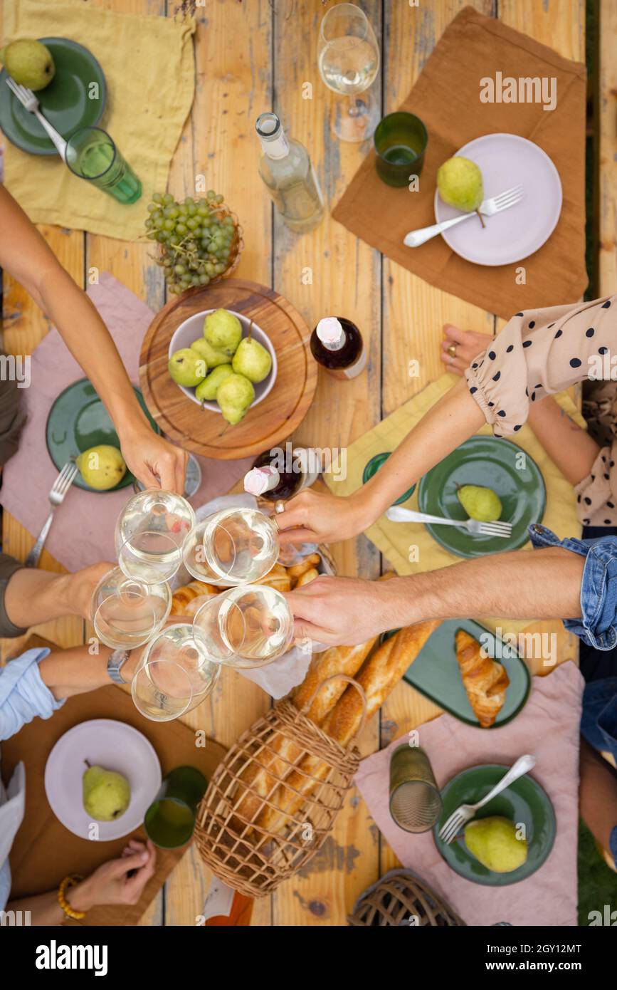 Vista dall'alto della tostatura del vino sopra il tavolo di legno Foto Stock