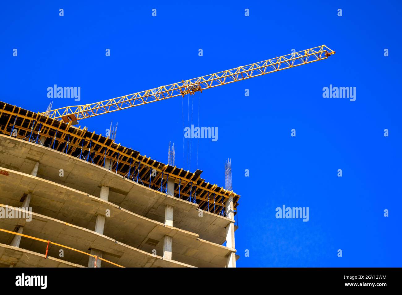 Cantiere con gru da cantiere alta Foto Stock