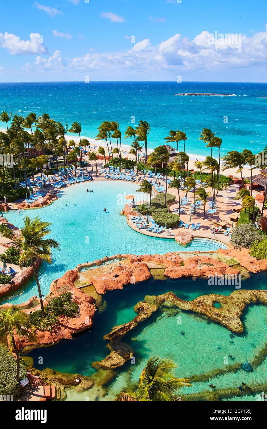 Vista dal resort caraibico con piscine, palme e fauna selvatica Foto Stock