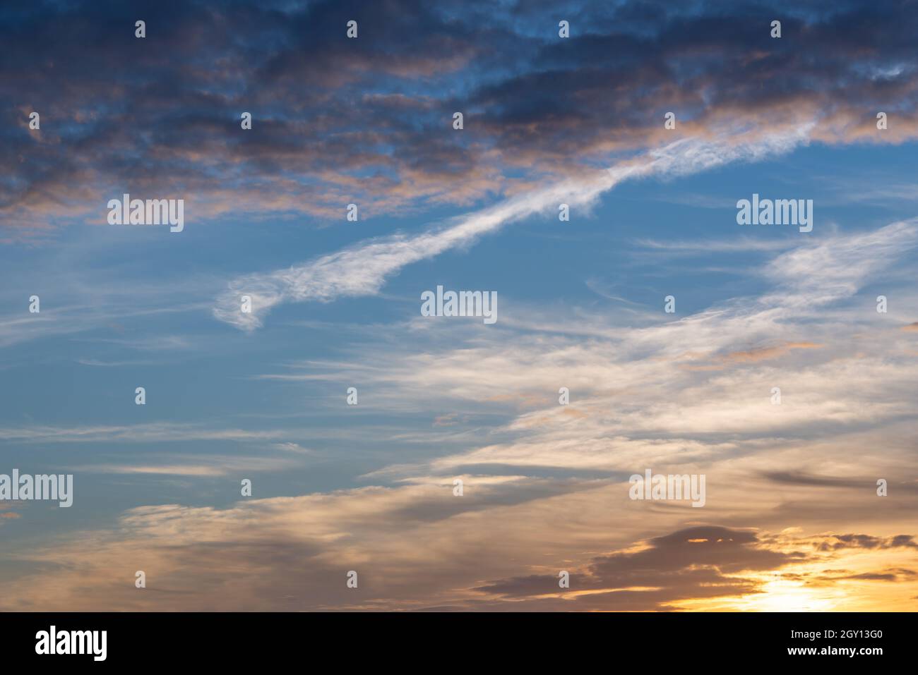 Cielo spettacolare con nuvole al tramonto, rimposizione del cielo, sfondo naturale Foto Stock