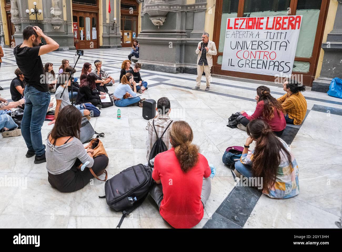 Professori e studenti dell'Università di Napoli l'orientale protestano contro l'obbligo del Green Pass del governo di partecipare alle conferenze per combattere l'epidemia di COVID-19. Foto Stock