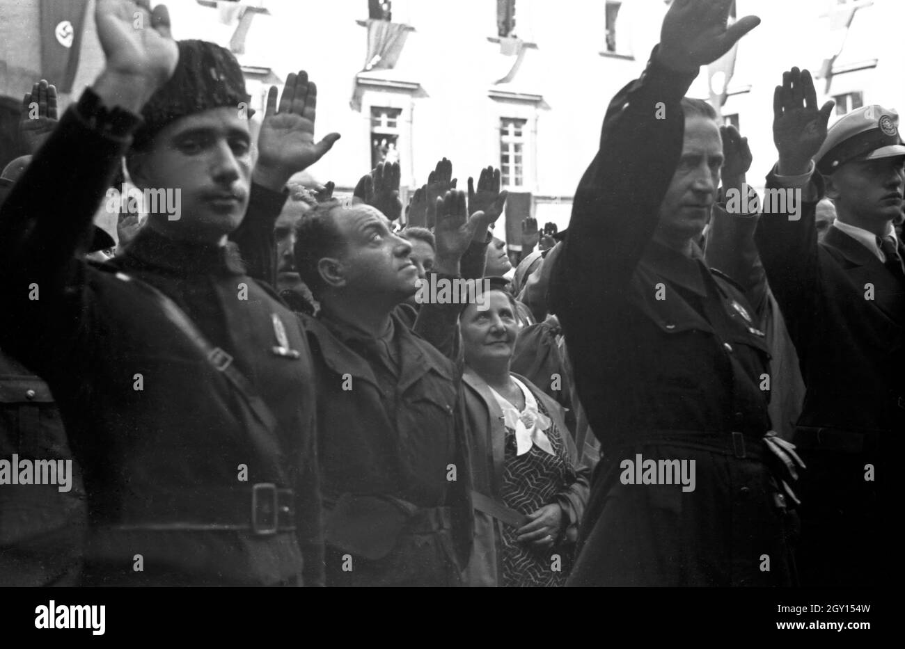 Begeisterte Anhänger grüßen den Reichsleiter der NSDAP und Leiter der Deutschen Arbeitsfront, Robert Ley, bei einem Besuch in Italien, 1938. Fanatici sostenitori saluto nazista di Reichsleiter e leader della Deutsche Arbeitsfront, Robert Ley, in visita in Italia, 1938 Foto Stock