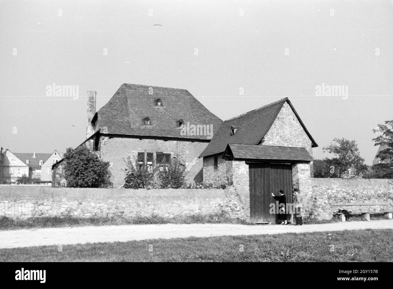 Besucher Vor den Toren des Hauses Grauen in Winkel am Rhein, Deutschland 1930er Jahre. I visitatori di fronte al dei cancelli di grigio casa in Winkel am Rhein, Germania 1930s. Foto Stock