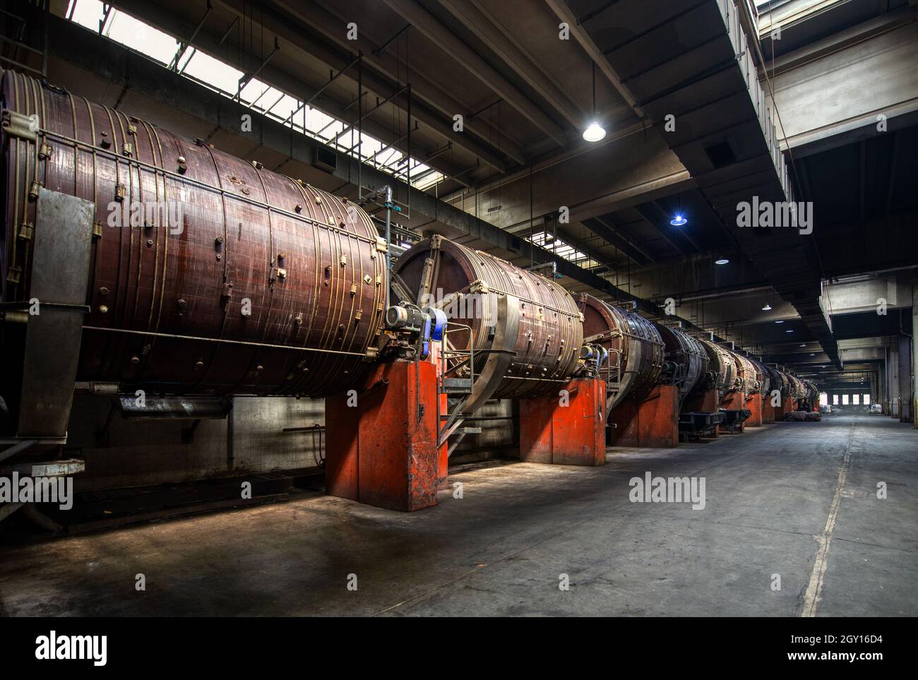 Officina di cuoio. Grandi barili in legno per la concia di cuoio bovino Foto Stock