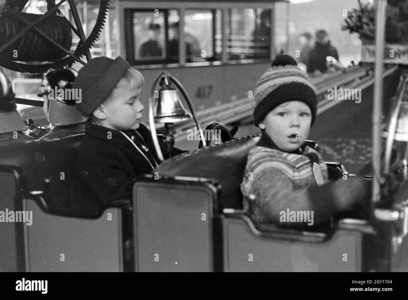 Ein kleiner Junge auf dem Weihnachtsmarkt, Deutsches Reich 1930er Jahre. Un ragazzino sul mercato di Natale, Germania 1930s. Foto Stock