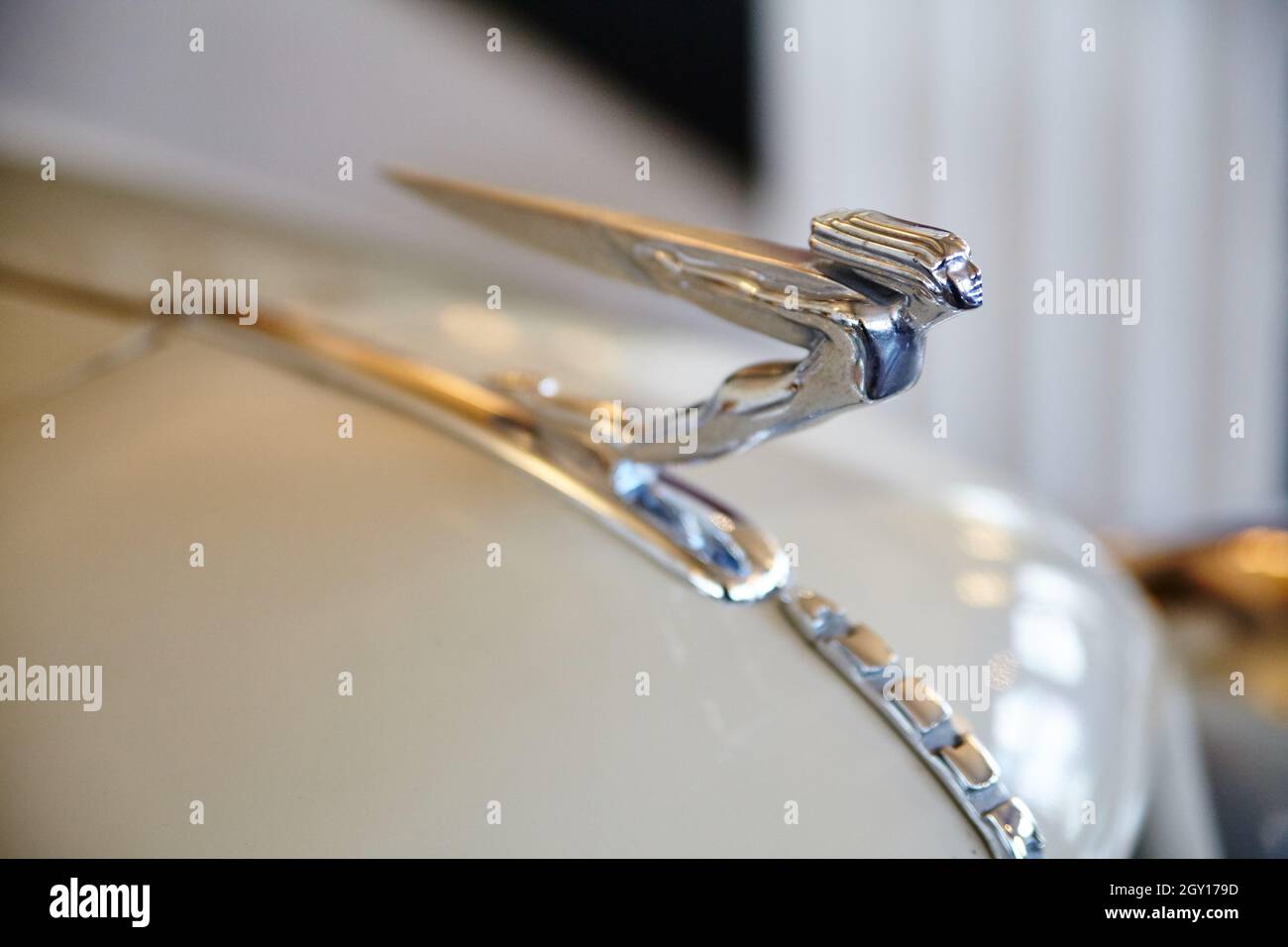 Primo piano del cofano di un'antica auto bianca duesenberg Foto Stock