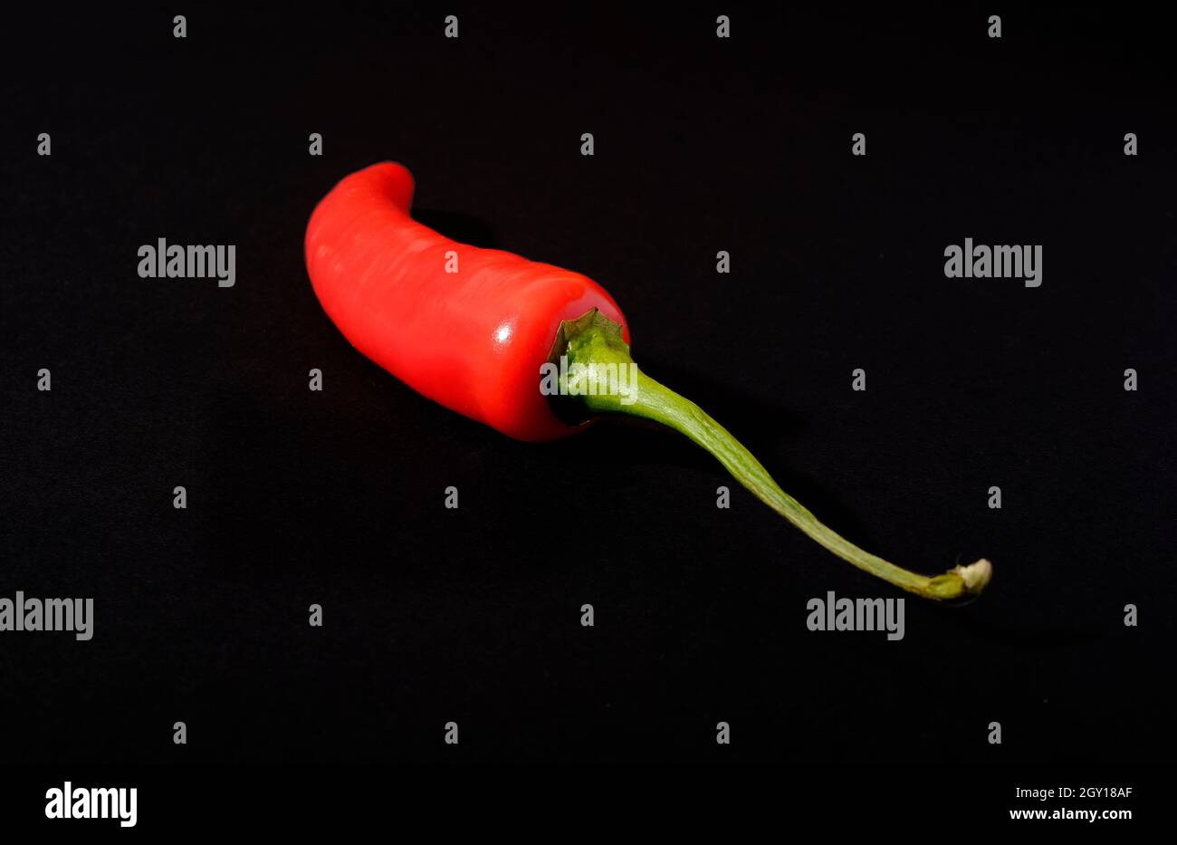 peperoncino rosso caldo su sfondo nero scuro Foto Stock