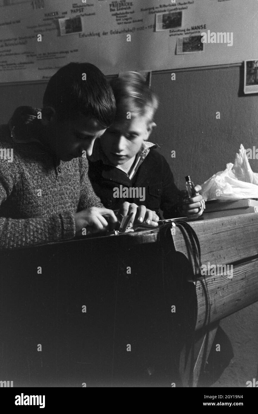 Filmeinsatz im Unterricht an der von Adolf Reichwein geleiteten Landschule in Tiefensee, Deutschland 1930er Jahre. La visione di un film durante le lezioni presso la scuola rurale in Tiefensee gestito da Adolf Reichwein, Germania 1930s. Foto Stock