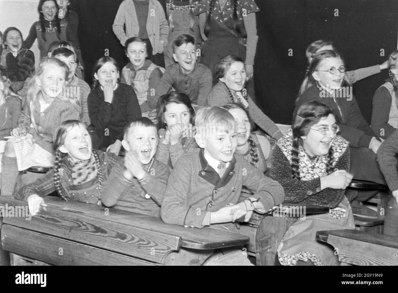 Filmeinsatz im Unterricht an der von Adolf Reichwein geleiteten Landschule in Tiefensee, Deutschland 1930er Jahre. La visione di un film durante le lezioni presso la scuola rurale in Tiefensee gestito da Adolf Reichwein, Germania 1930s. Foto Stock