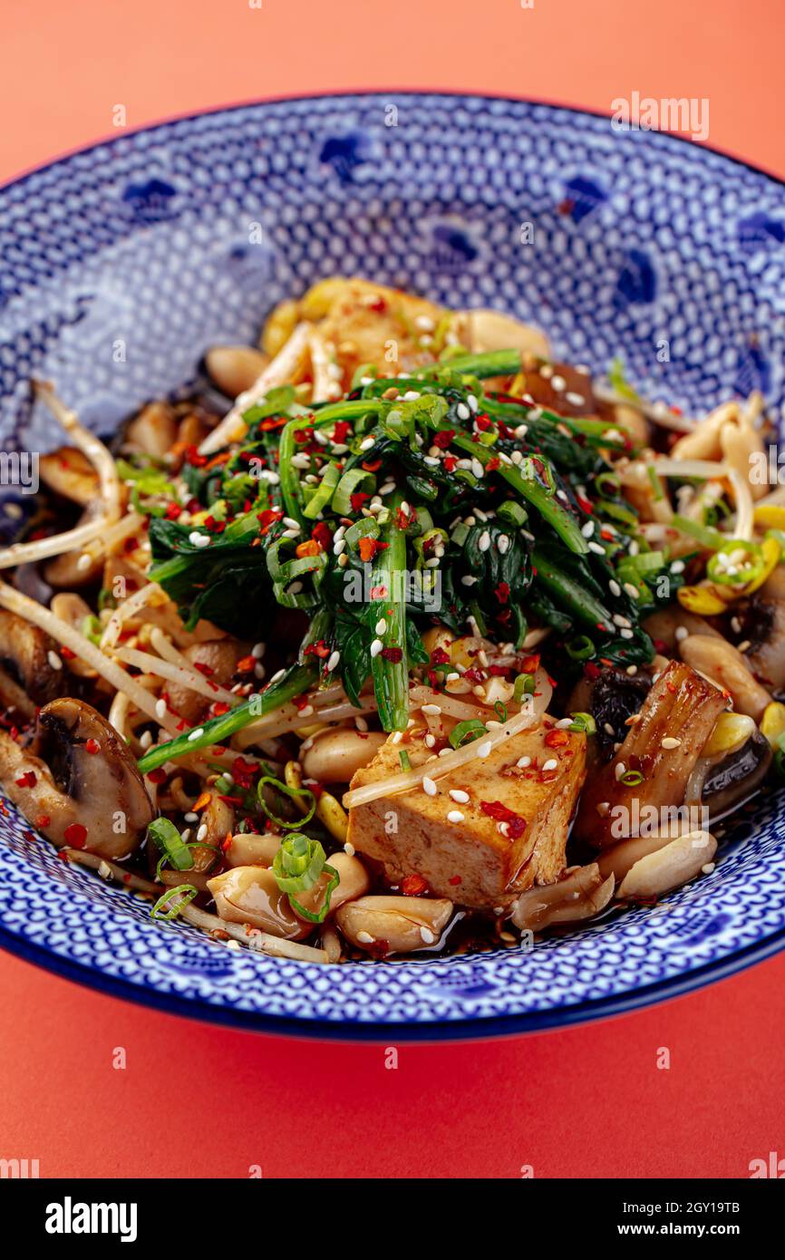 Insalata giapponese di tofu con funghi Foto Stock