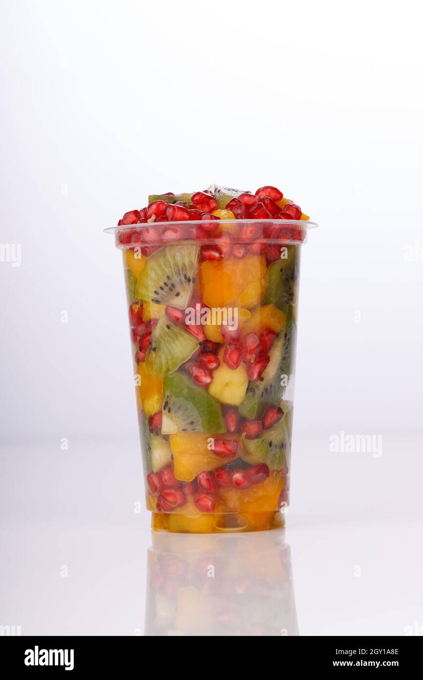 Pezzi tagliati a base di frutta mista Foto stock - Alamy