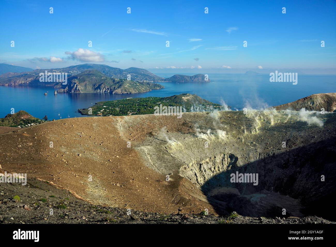 Isole Eolie, Sicilia, Italia. Isola di Vulcano, contiene diverse caldera vulcaniche, tra cui uno dei quattro vulcani attivi in Italia che non sono sottomarini. La parola 'vulcano' e il suo equivalente in diverse lingue europee deriva dal nome di quest'isola, che a sua volta deriva da Vulcan, il dio romano del fuoco. I Romani usarono l'isola principalmente per le materie prime, la raccolta del legname e l'estrazione di allume e zolfo. Il più recente centro attivo è il Gran Cratere in cima al cono Fossa, il cono cresciuto nella Caldera di Lentia nel mezzo dell'isola, e ha avuto a le Foto Stock