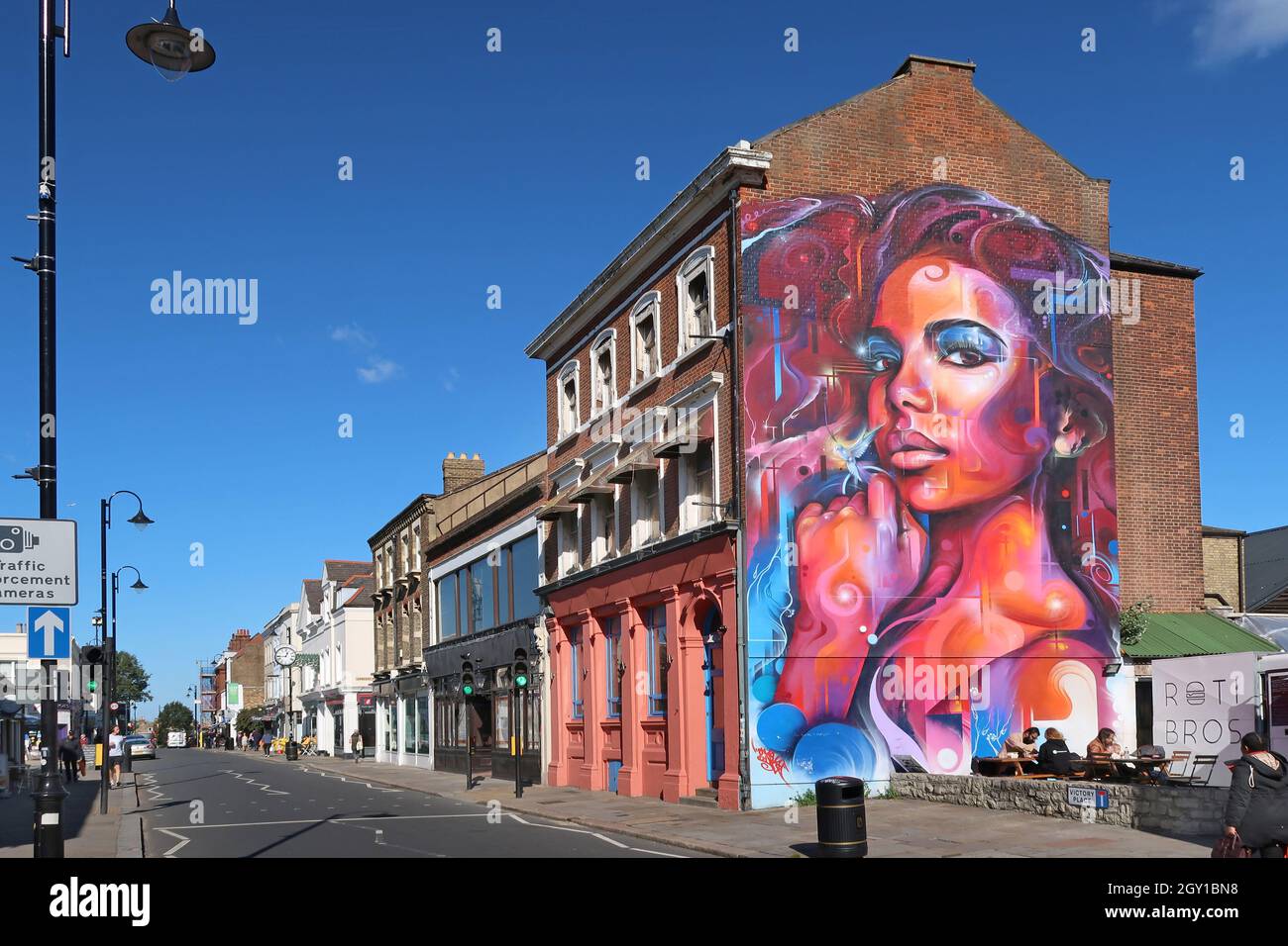 Westow Street, Crystal Palace, a sud di Londra, Regno Unito. Strada dello shopping affollata con caffe' alla moda e negozi indipendenti. Foto Stock