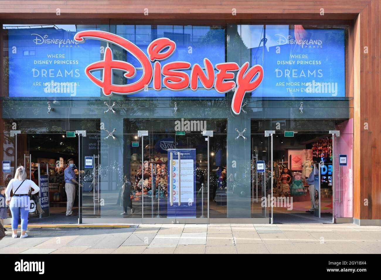 L'esterno del negozio Disney su Oxford Street, Londra, Inghilterra Foto Stock