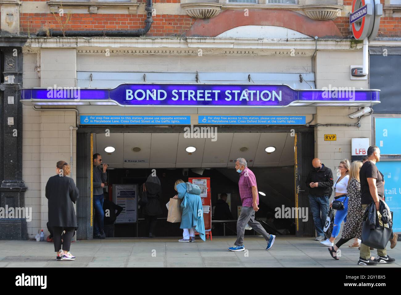 Stazione della metropolitana di Bond Street, entrata esterna e uscita della stazione della metropolitana, Oxford Street, Londra, Inghilterra Foto Stock