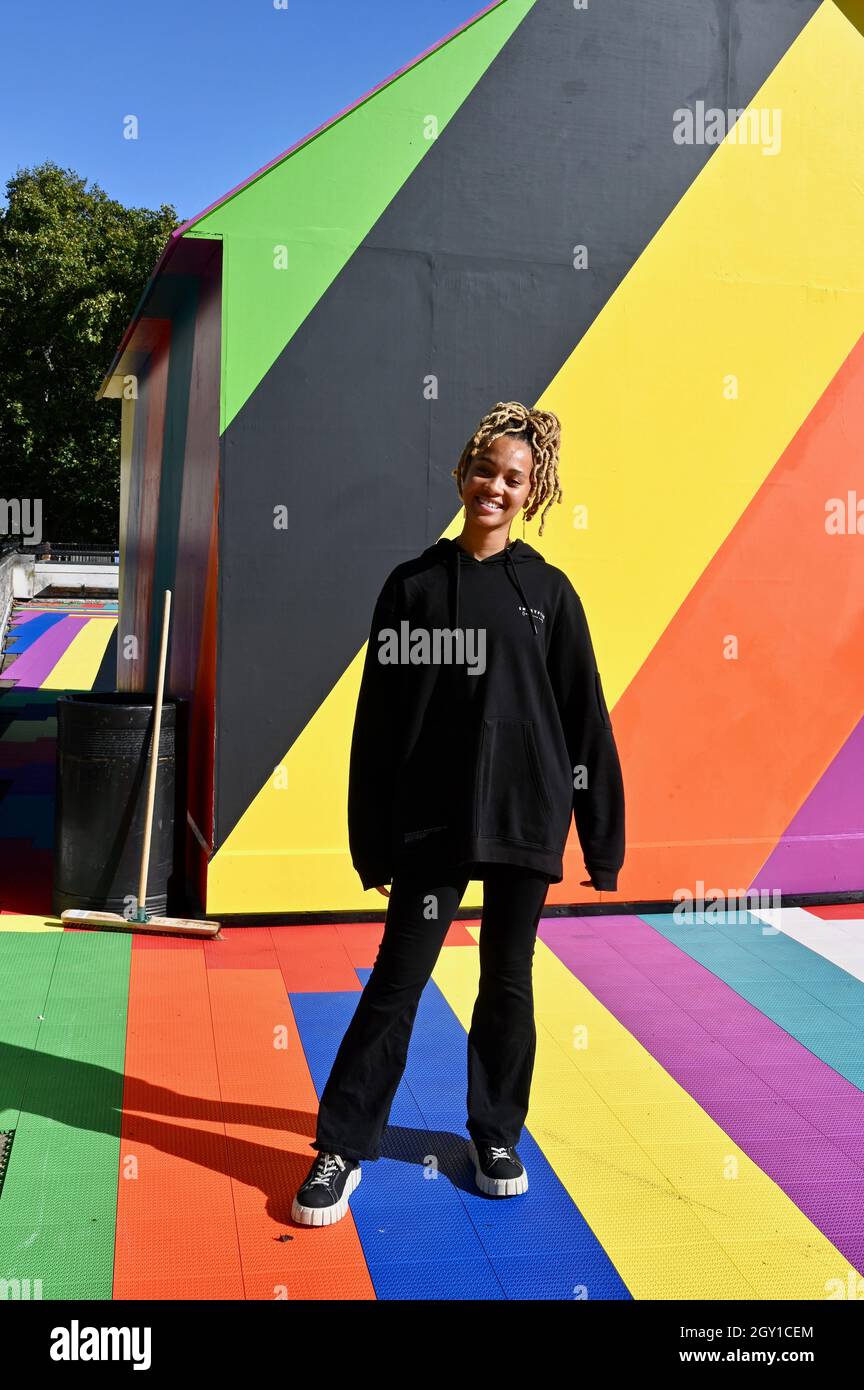 Londra. REGNO UNITO. 06/10/2021, Un modello si pone nel Giardino dell'artista. Per la prima volta in assoluto, il vasto terreno scoperto di mezzo ettaro sul tetto sopra la Stazione della Metropolitana di Tempio, sta venendo alla vita come un nuovo spazio d'arte: Il Giardino dell'artista. Una commissione è stata data a Lakwena Maciver che è internazionalmente rinomato per la sua tavolozza di gioia-inducente, disegni dinamici e messaggi succinti profondi.LAKWENA : Back in the Air : Una meditazione sul piano superiore è aperta dal 06.10.2021-30.04.2022 Credit: michael melia/Alamy Live News Foto Stock