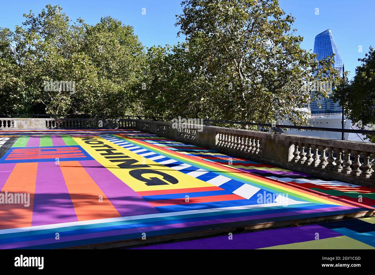Londra. REGNO UNITO. 06/10/2021, per la prima volta in assoluto, il vasto terreno scoperto di mezzo ettaro sul tetto della Stazione della Metropolitana di Temple, sta per prendere vita come un nuovo spazio artistico: Il Giardino dell'artista. Una commissione è stata data a Lakwena Maciver che è internazionalmente rinomato per la sua tavolozza di gioia-inducente, disegni dinamici e messaggi succinti profondi.LAKWENA : Back in the Air : Una meditazione sul piano superiore è aperta dal 06.10.2021-30.04.2022 Credit: michael melia/Alamy Live News Foto Stock