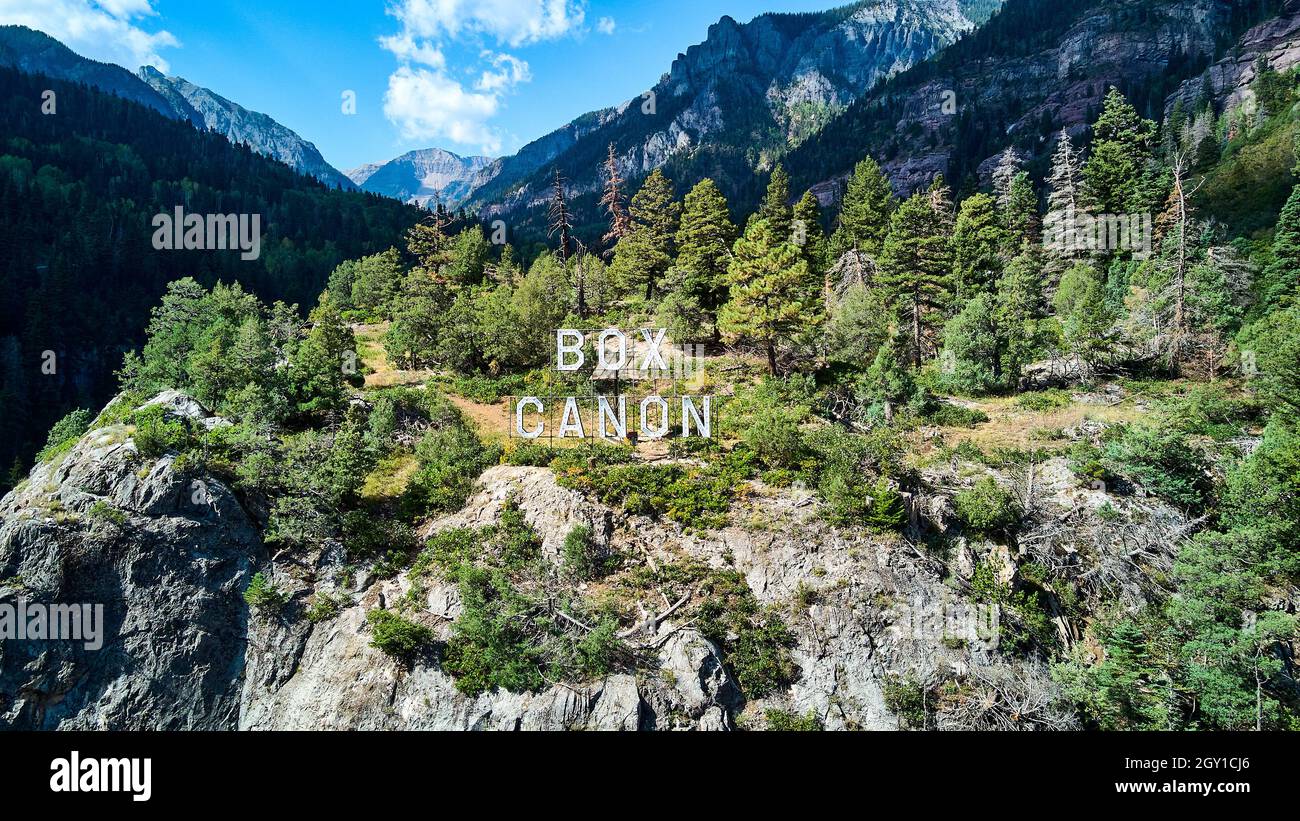 Diritto sulla vista di Box Canon segno in su nelle montagne con valle sullo sfondo Foto Stock