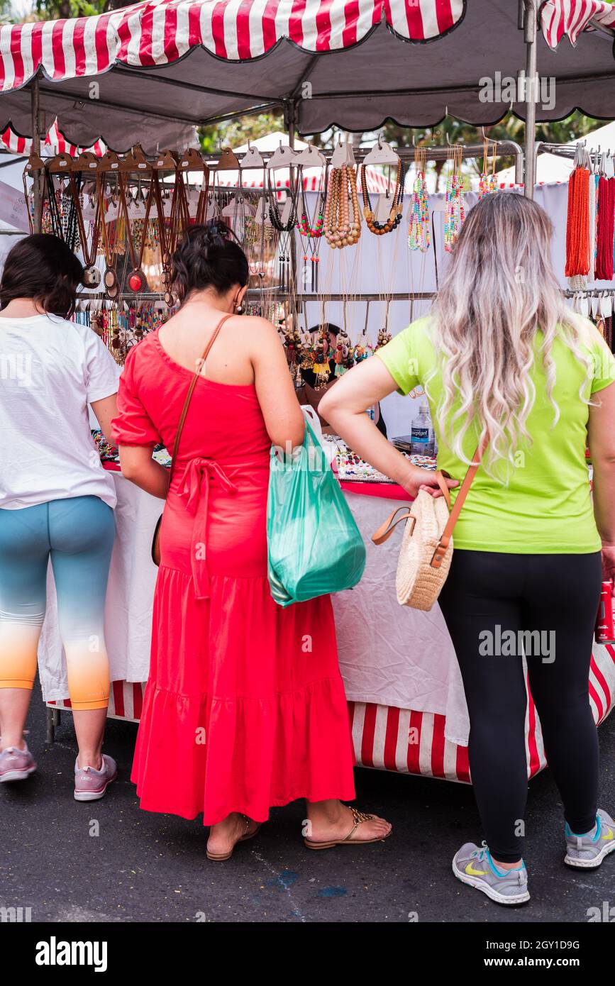 Donne che acquistano gioielli in costume alla fiera Belo Horizonte Hippie in Brasile. Foto Stock