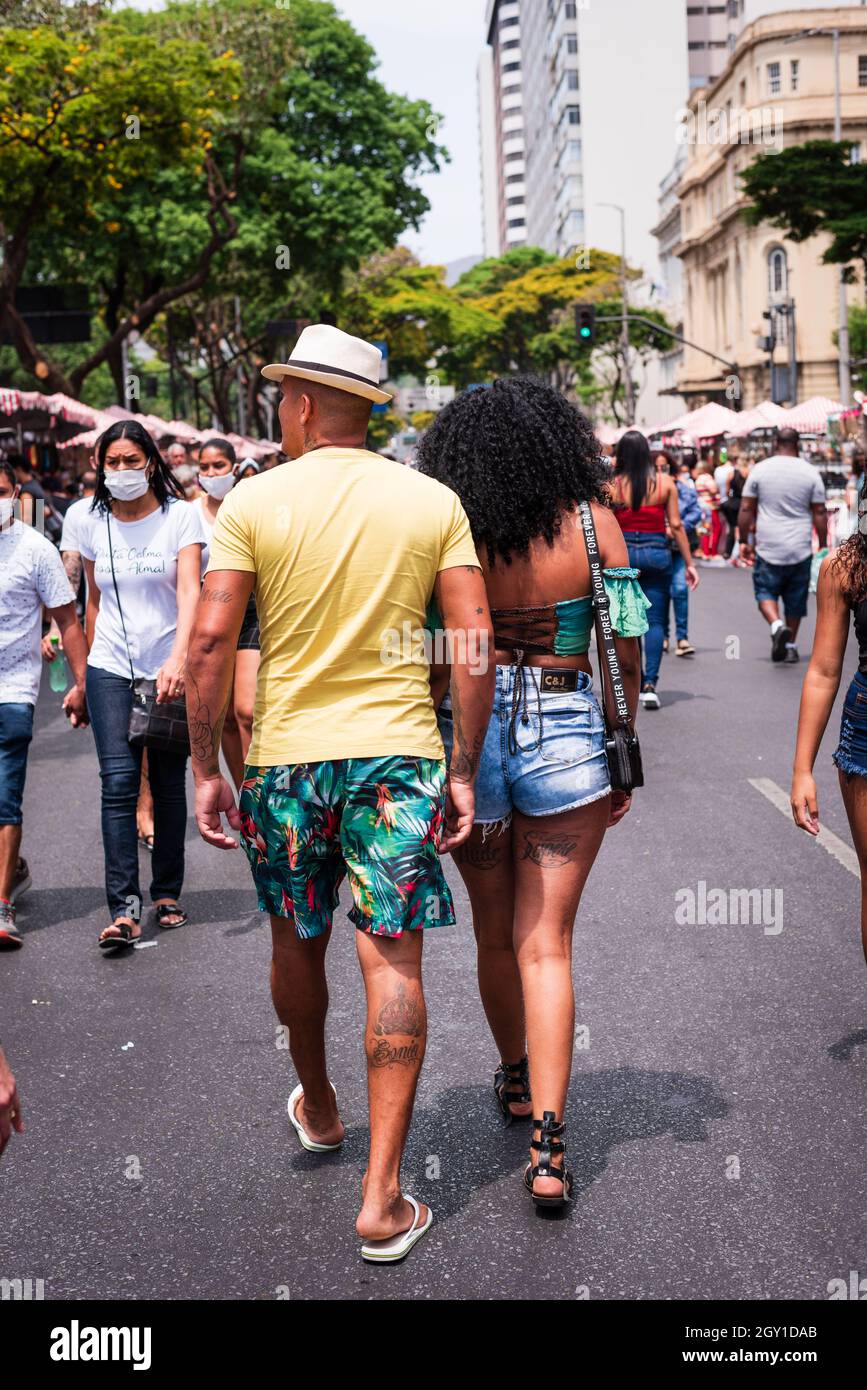 Una coppia brasiliana che cammina alla fiera di Belo Horizonte Hippie in Brasile. Foto Stock