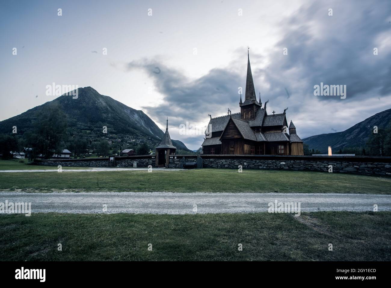 Vista pittoresca della chiesa a doghe di Lom (Lom Stavkyrkje) in Norvegia Foto Stock