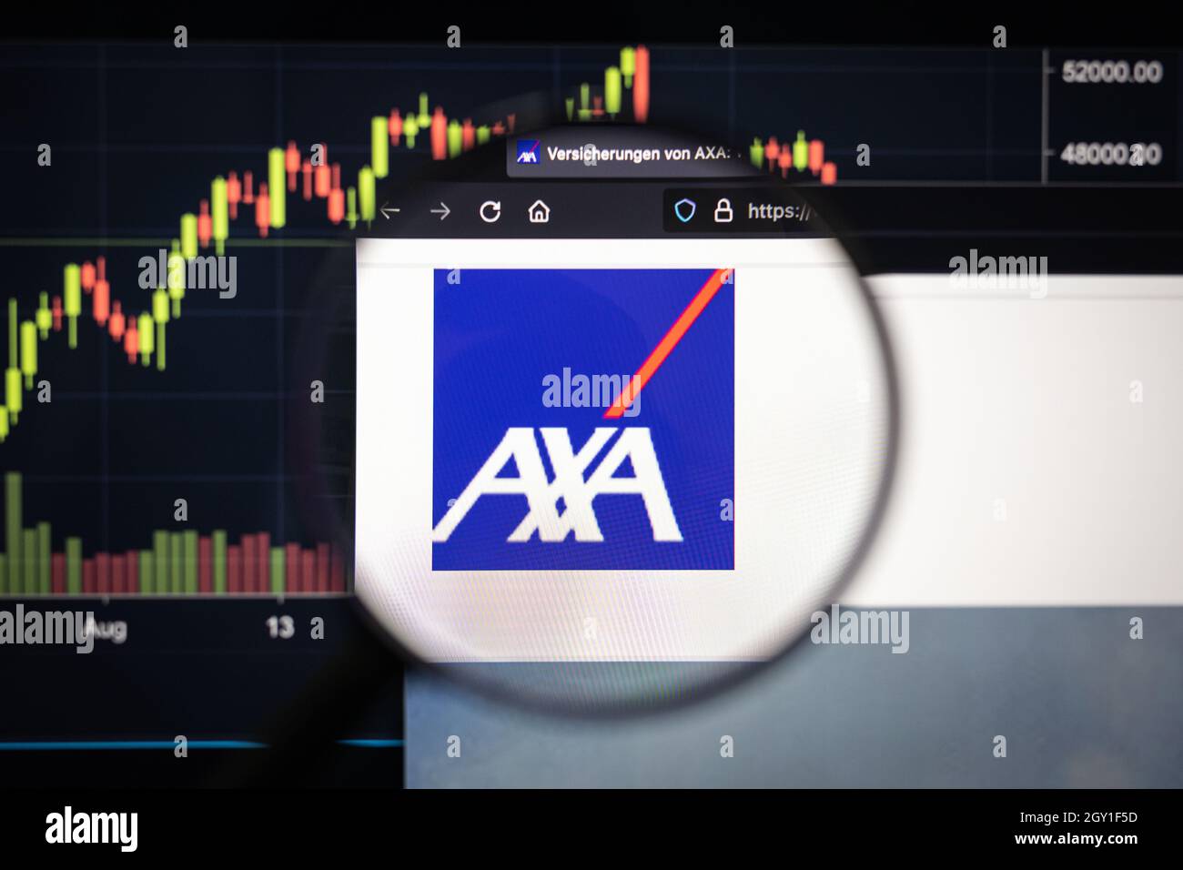 AXA Company logo su un sito web con blurry mercato azionario sviluppi in background, visto su uno schermo di computer attraverso una lente d'ingrandimento Foto Stock