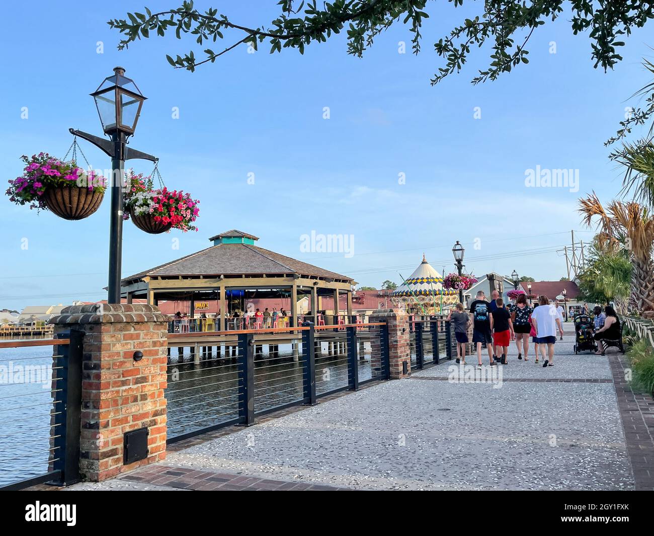 Myrtle Beach, SC / USA - 1 settembre 2021: Vista su strada di Barefoot Landing con appeso piantatrice e visitatori a piedi Foto Stock