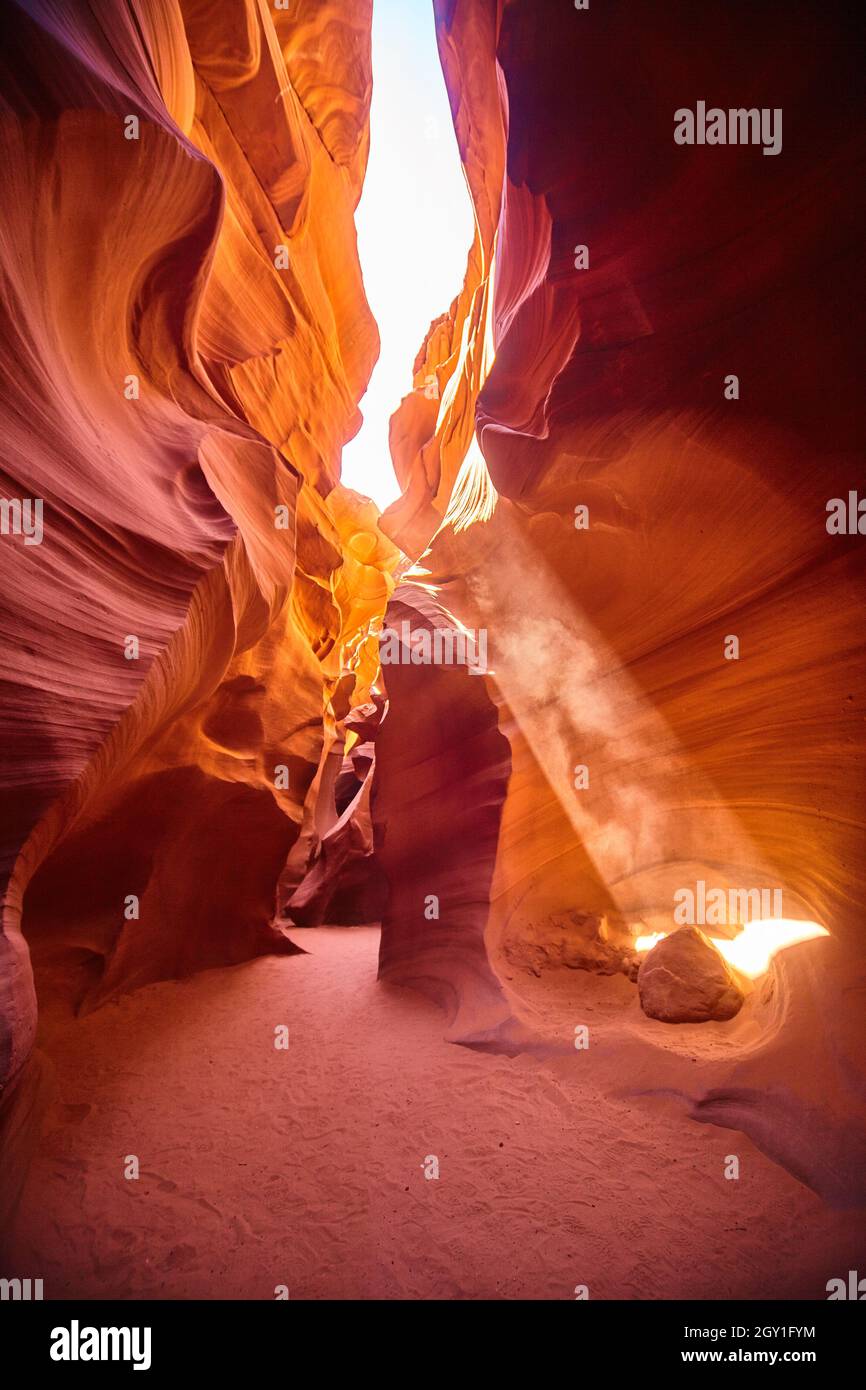 La luce filtra in un angolo attraverso un canyon arancione Foto Stock