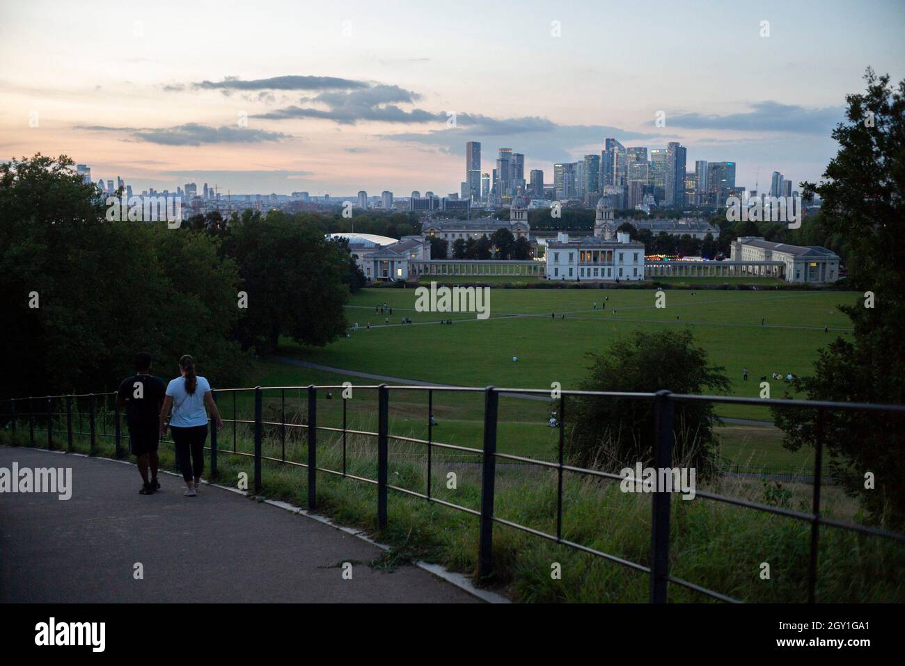 16/09/2020. Londra, Regno Unito. Una vista di Canary Wharf da Greenwich Park al tramonto. Photo credit: George Cracknell Wright Foto Stock