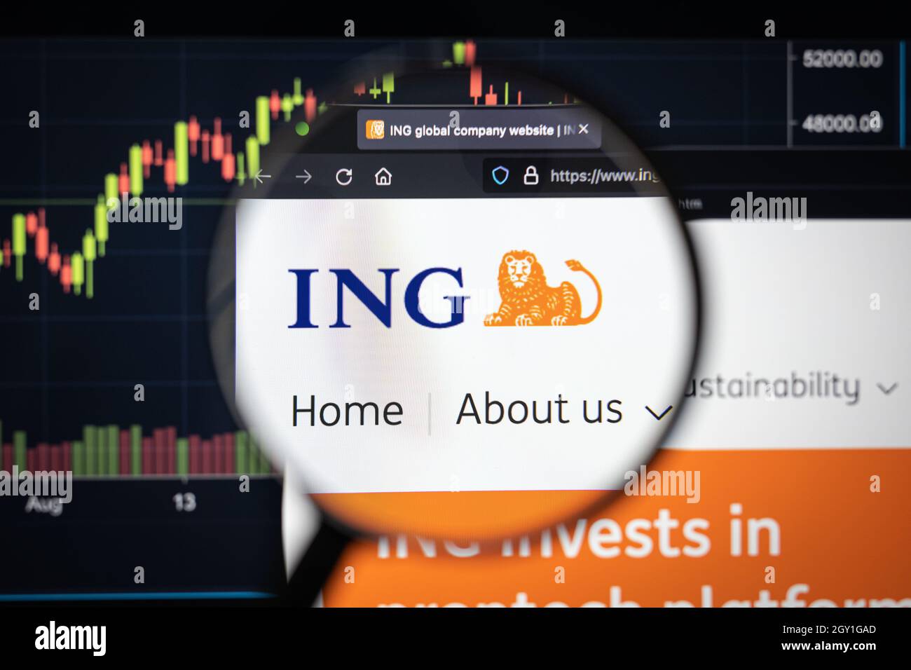 ING-DiBa AG logo azienda su un sito web con blurry sviluppi del mercato azionario in background, visto su uno schermo del computer attraverso una lente d'ingrandimento Foto Stock