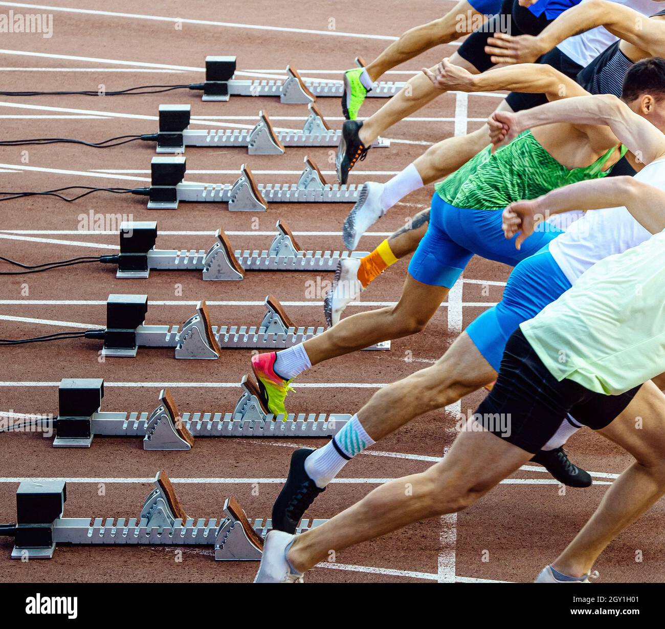 inizia il gruppo di atleti maschi corridori sprint corsa Foto Stock