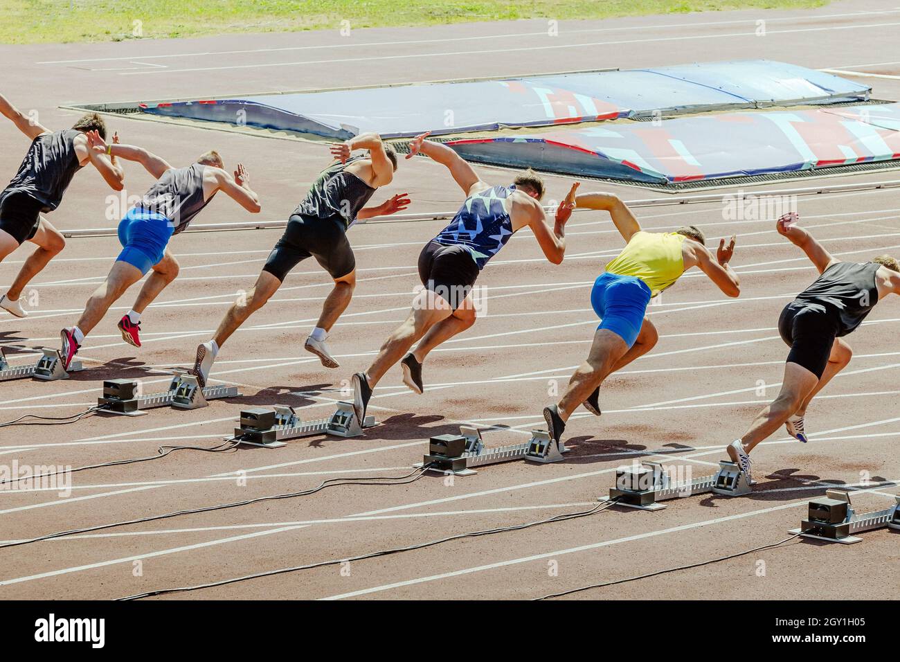 partenza gruppo di atleti maschi 100 metri gara Foto Stock