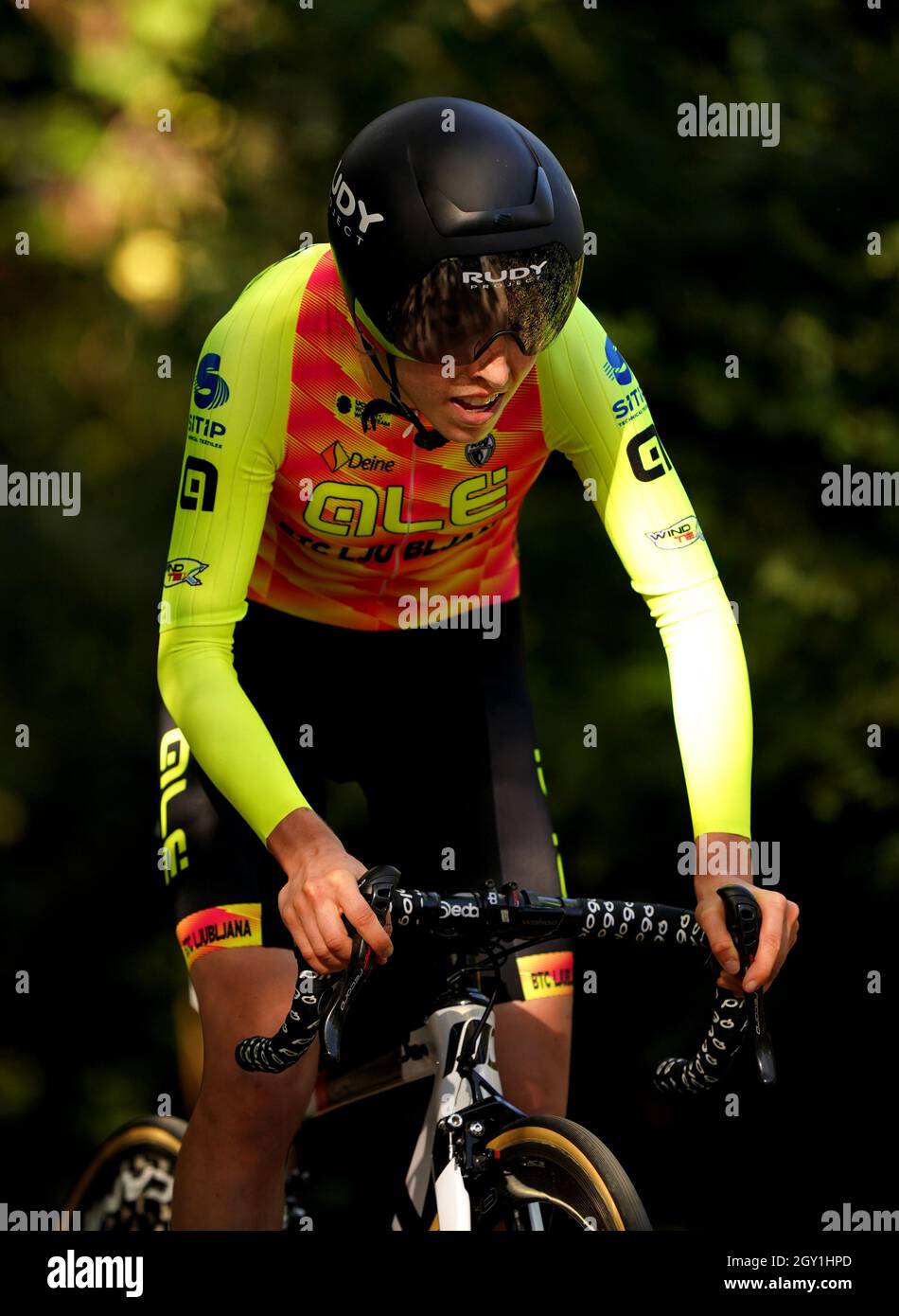 Sophie Wright di Ale BTC Ljubljana durante la fase tre individuale Time Trial dell'AJ Bell Women's Tour ad Atherstone, Regno Unito. Data foto: Mercoledì 6 ottobre 2021. Foto Stock